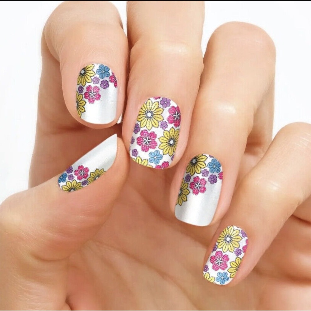 Color Street Love Ya Bunches 100% Nail Polish Strips Floral
